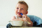 I vostri bimbi combinano disastri mentre mangiano? Probabilmente parleranno prestissimo