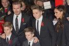 Victoria e David Beckham sul red carpet con i figli Brooklyn, Romeo e Cruz [Foto]