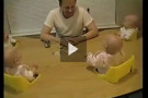 Video divertentissimo: i quattro gemellini che ridono di gusto grazie al loro papà