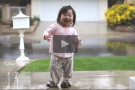 La bimba che scopre la pioggia: il video che sta incantando il web