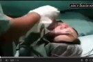Il bambino appena nato che non vuole staccarsi dalla mamma: il video diventa virale