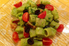 Ricette per bambini: pasta al pesto d’asparagi con olive e pomodorini