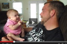 Bambina di due mesi commuove il web dicendo al papà I Love You [VIDEO]