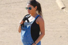 Mila Kunis incinta sfoggia un pratico look premaman: copia il suo outfit