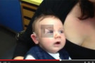 Bambino sordo dalla nascita ascolta per la prima volta la voce della mamma: ecco la sua reazione [VIDEO]