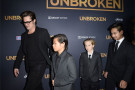 Brad Pitt sul red carpet con i figli. E Angelina Jolie? A casa con la varicella [FOTO]