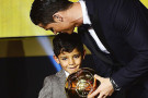 Cristiano Ronaldo “papà D’Oro”: sul palco di Zurigo insieme al suo bimbo. “Ringrazio mio figlio”