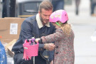 David Beckham papà adorabile con la piccola Harper: il look della baby fashion star