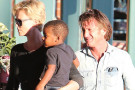 Sean Penn e Charlize Theron genitori: l’attore ha adottato il piccolo Jackson