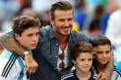 David Beckham, cuore di papà: “Brooklyn si vergogna di me! Ma io lo bacio lo stesso”