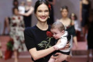 Dolce & Gabbana, sfilata AI 2015: la moda è tutta delle mamme. La collezione dedicata all’amore materno