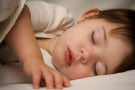 Come insegnare ai bambini a dormire nel loro lettino? Con la “tecnica delle carezze”