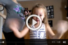 La bimba di 6 anni che balla con la mamma incinta di 8 mesi: il video che è diventato virale