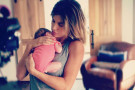 Elisabetta Canalis mamma al settimo cielo: l’abbraccio con la piccola Skyler Eva diventa virale