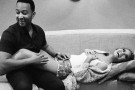 John Legend diventerà presto papà: l’annuncio sul web e la foto della futura mamma