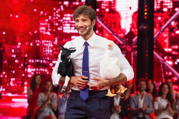 Stefano De Martino sorprende a Stasera tutto è possibile ascolti top