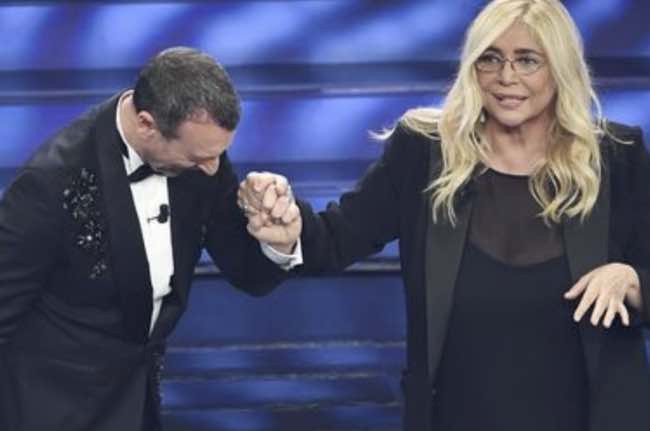 Zia Mara Venier a Sanremo 2020 ha indossato un abito chic