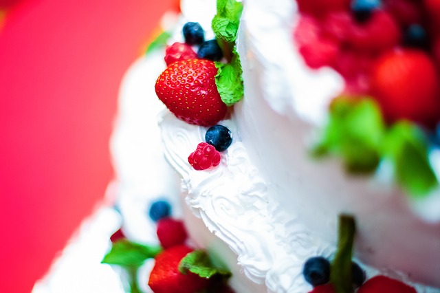 La ricetta per una buonissima torta fredda allo yogurt con le fragole