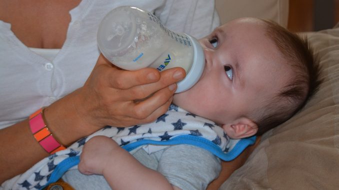 baby-472926_1280 Attenzione alle reazioni allergiche durante l'allattamento: bere troppo latte è pericoloso
