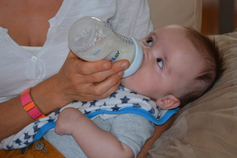 Attenzione alle reazioni allergiche durante l'allattamento: bere troppo latte è pericoloso