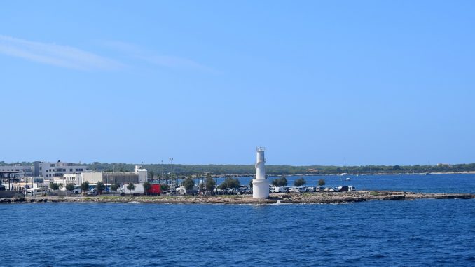 lighthouse-6602309_1280 Formentera: l'isola perfetta da vivere con gli amici tra mare, buon cibo e divertimento