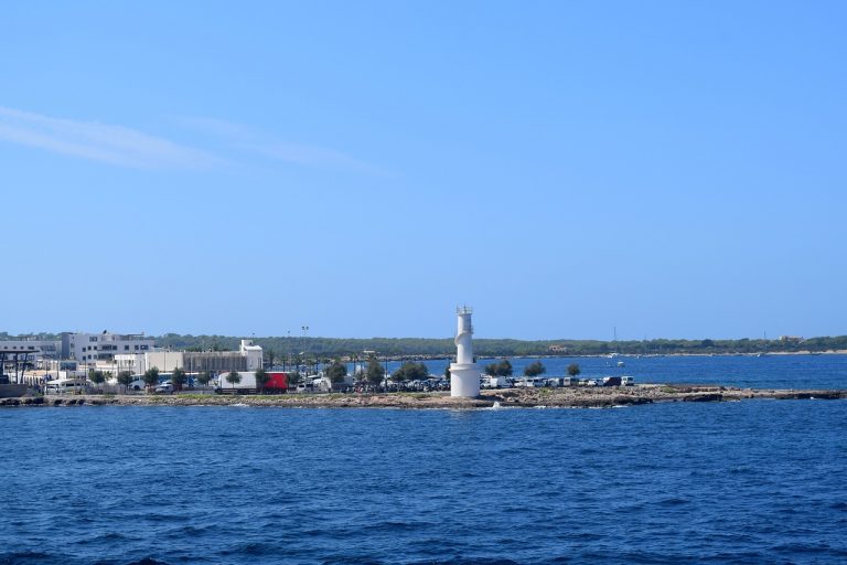 Formentera: l'isola perfetta da vivere con gli amici tra mare, buon cibo e divertimento