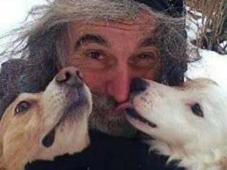 L'addio di Mauro Corona al suo amato cagnolino Kuty: "Un pezzo del mio cuore se ne va"