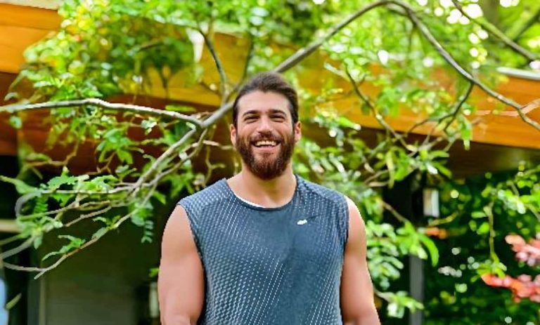 Can Yaman incontra i fan a roma