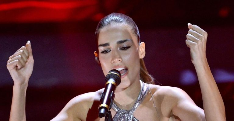 Clara abito stilista Battiti live 2025