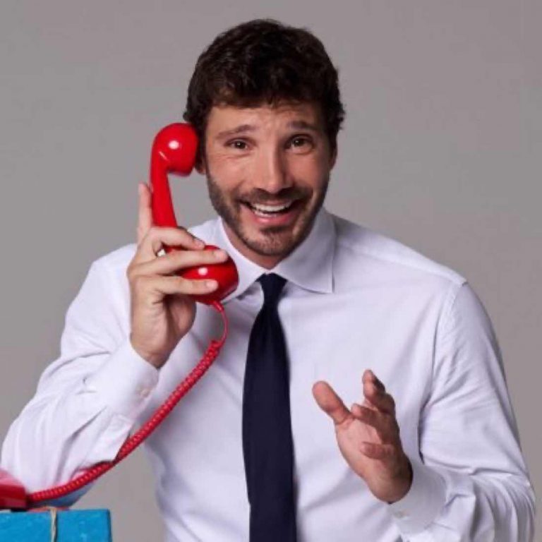 De Martino look affari tuoi